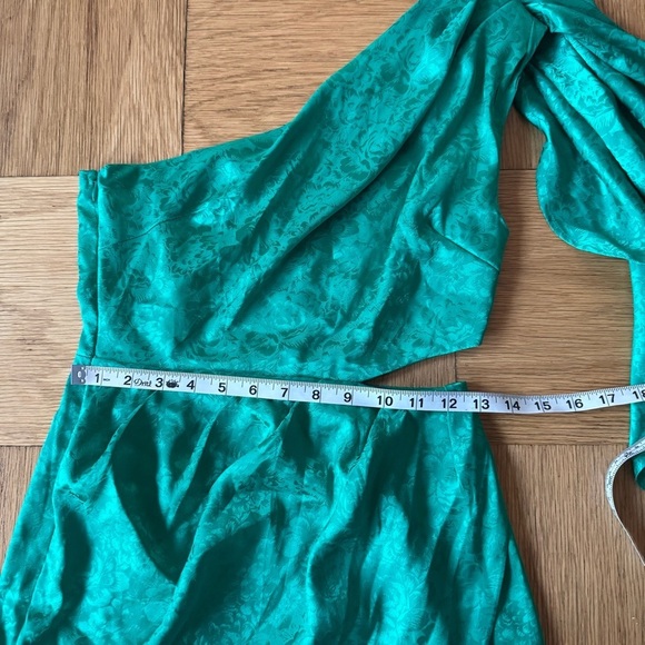 NWT Runaway XS Serita Dress Emerald Green Mini Party Cocktail Cape Shoulder - Picture 6 of 8